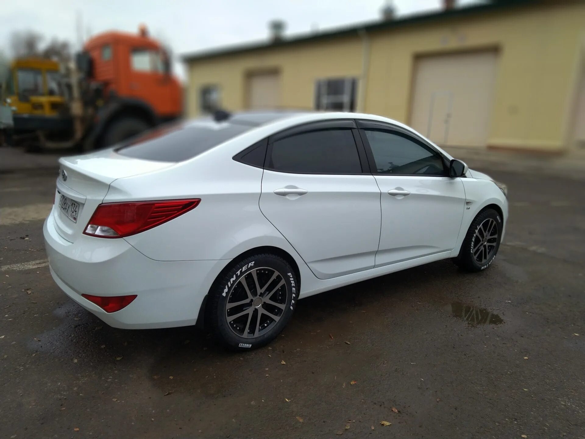 Лучшие диски на солярис. Белый солярис r17. hyundai solaris 2017 белый тонированная на литье. hyundai solaris 16. рельсы r17 солярис 2.
