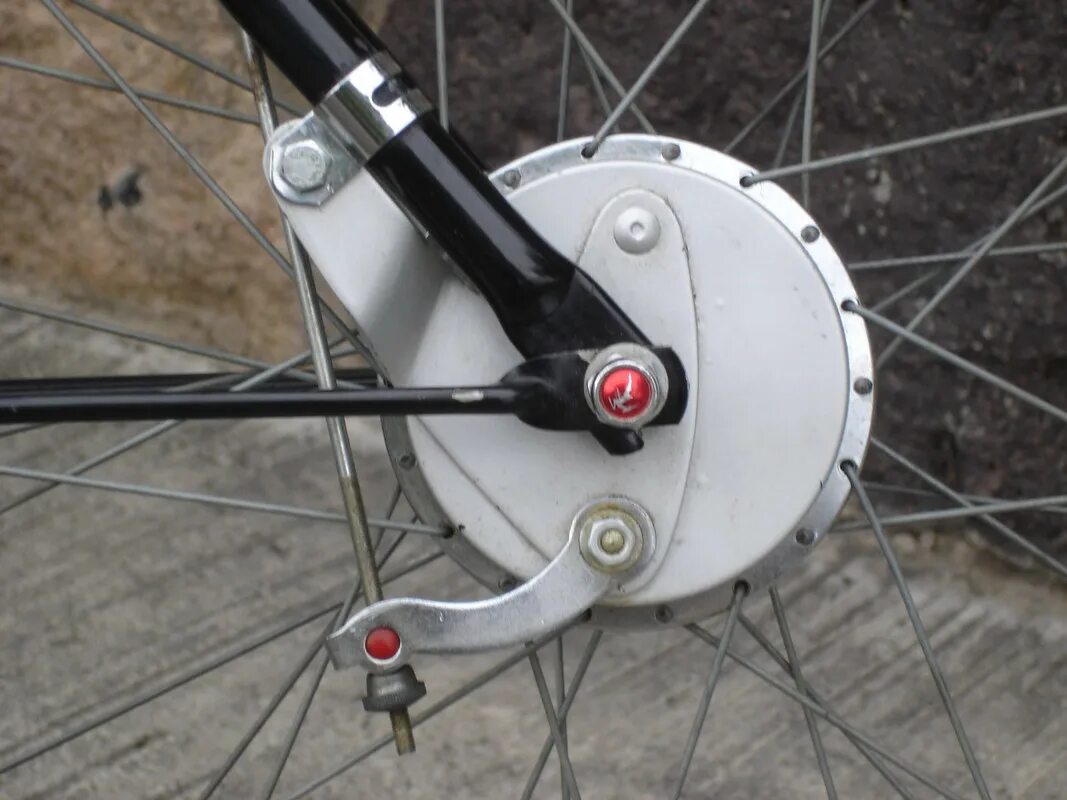 Переднее колесо горного велосипеда. Барабанные роллерные тормоза велосипеда. Передний роллерный тормоз c3000. Тормоз ленточный велосипеда (барабан) (ø90 мм). Роллерные тормоза для велосипеда ХВЗ.