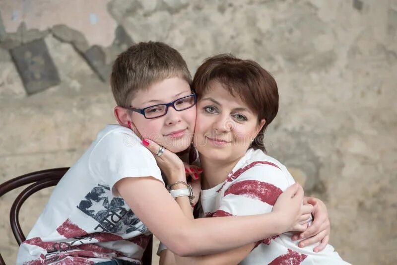 Сын т мамашу. Son asks mother. Сын т мамашу. Счастливая мама с ребенком. Любовь к ребенку.