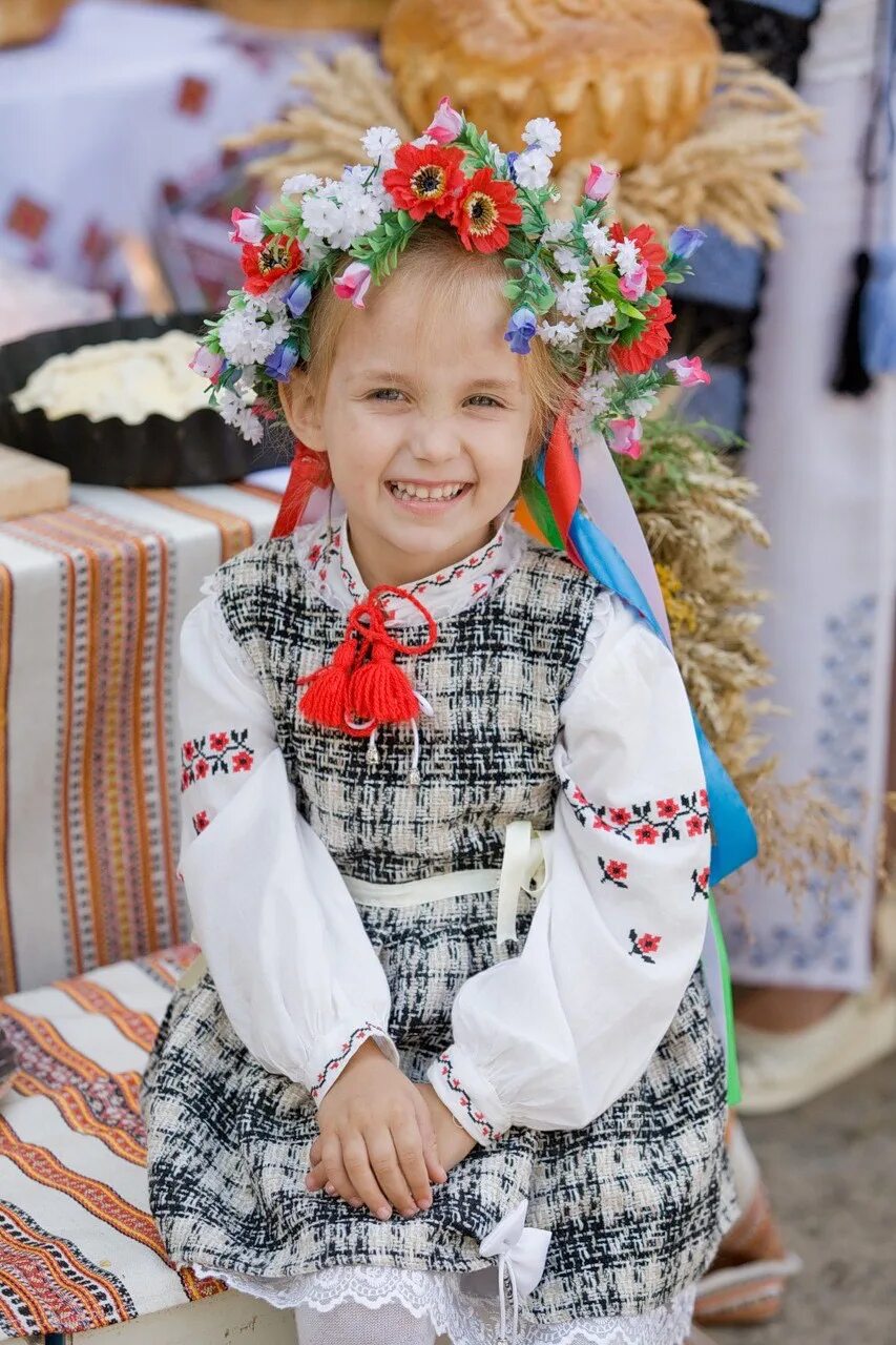 Фото детей украины. Украинские дети в национальных костюмах. Украинский национальный костюм детский. Славянские дети. Украинский народный костюм для детей.
