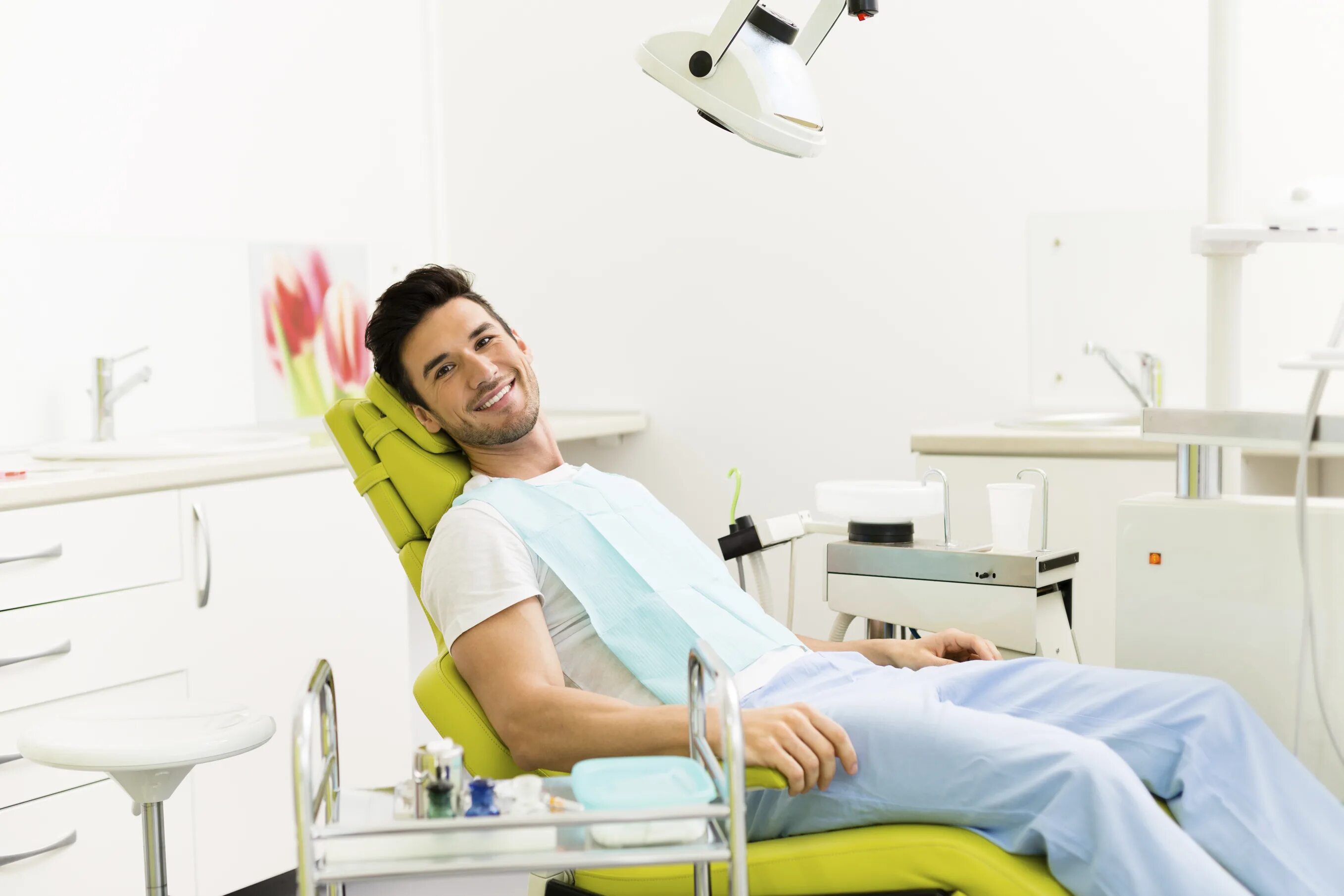 Стоматологи без работы. Пациент в кресле стоматолога. Парень в кресле стоматолога. Кресло стоматолога. Кресло для пациента стоматология.