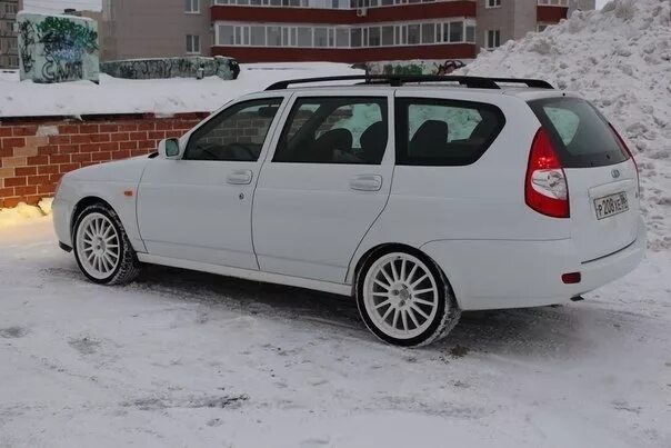 Приора универсал белая r17. Приора универсал на 17. Приора универсал диски. Приора универсал диски. Черная приора универсал на 15 дисках.