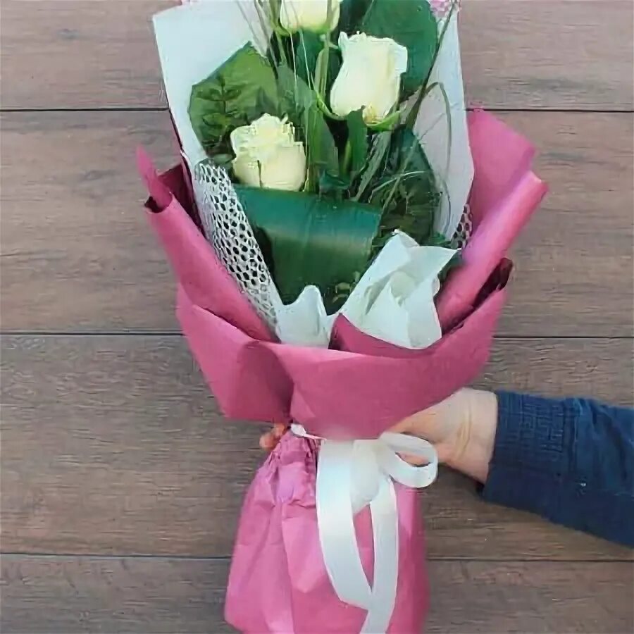 Букет из 3 роз. Красиво оформить 3 розы. Какие цветы подарить подруге. Можно ли дарить 7 цветов