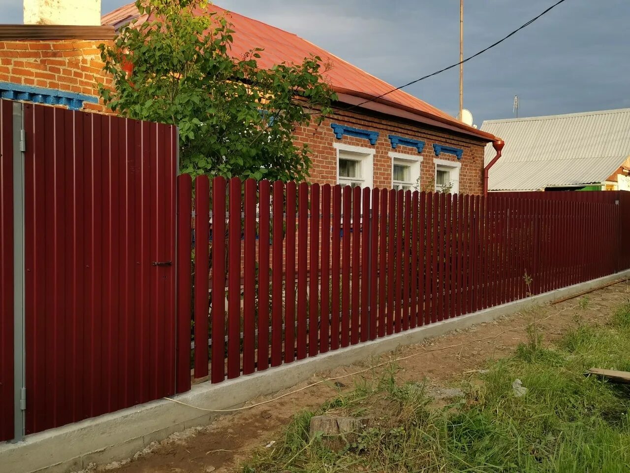 Забор из металлического листа. Забор из профлиста. Забор под ключ. Забор ключ метр. Забор из евроштакетника 1.