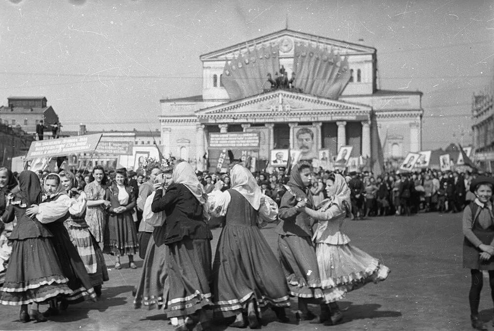 Театры 1 мая. Советский театр 1920е Саратов. Театр в 1930-е годы в СССР. Театр СССР 1930. Театр 20-30 годов 20 века СССР.