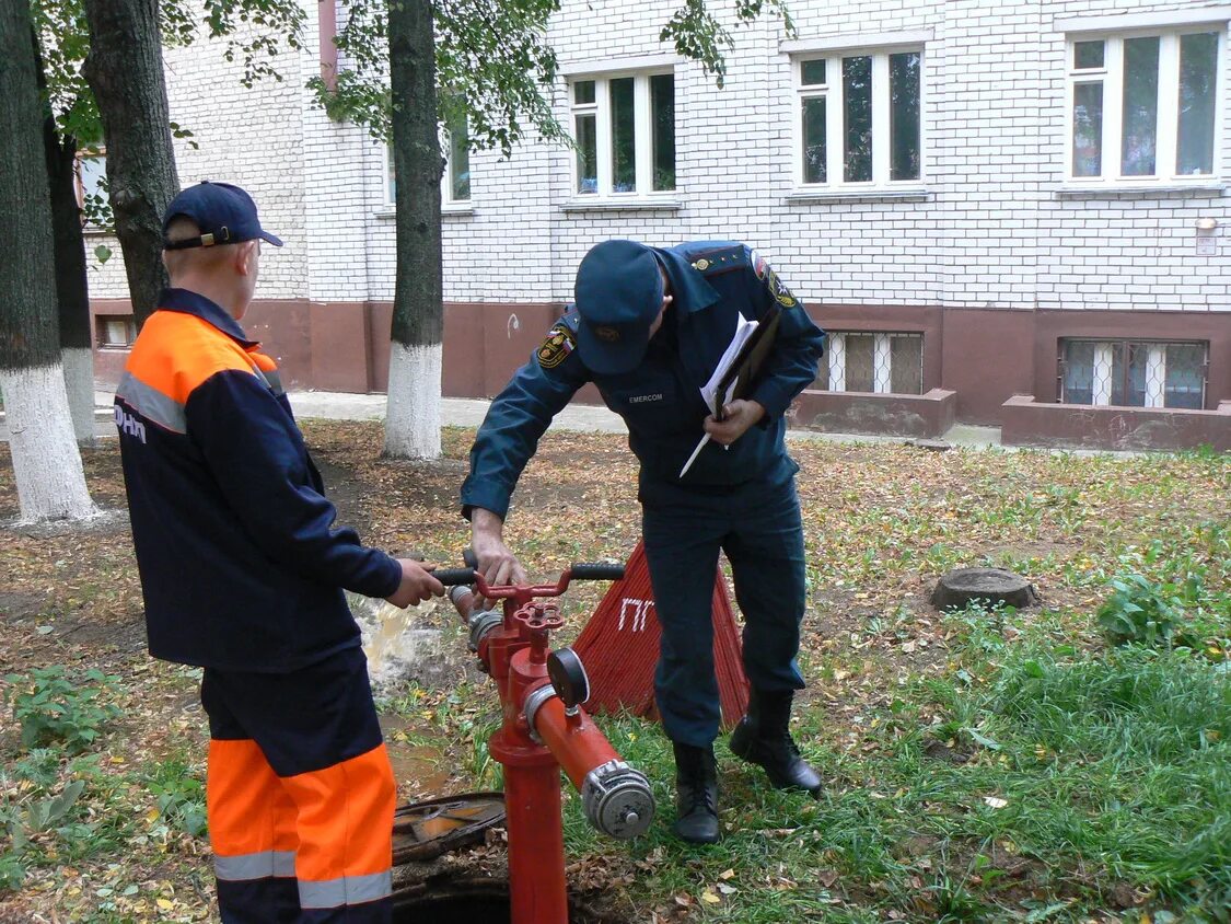 Проверка работоспособности пожарных водопроводов на водоотдачу. Обследование пожарного гидранта. Проверка пожарных гидрантов. Ревизия пожарного гидранта. Россия гидрант пожарный.