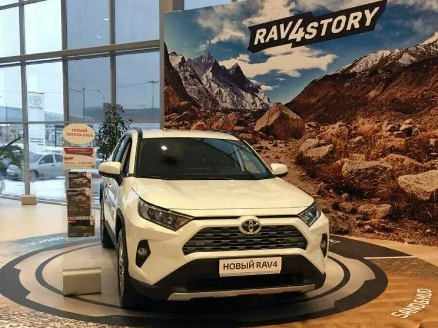 Рав челябинск. Рав 4 2022 белый. Новый Toyota rav4 2022 белый Хабаровск. Тойота кроссовер 2022. Новый рав 4 2022 года.