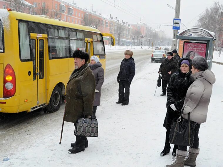 Ждать следующего автобуса. Люди на остановке зимой. Люди в автобусе зимой. Остановка автобуса зимой. Люди на остановке.