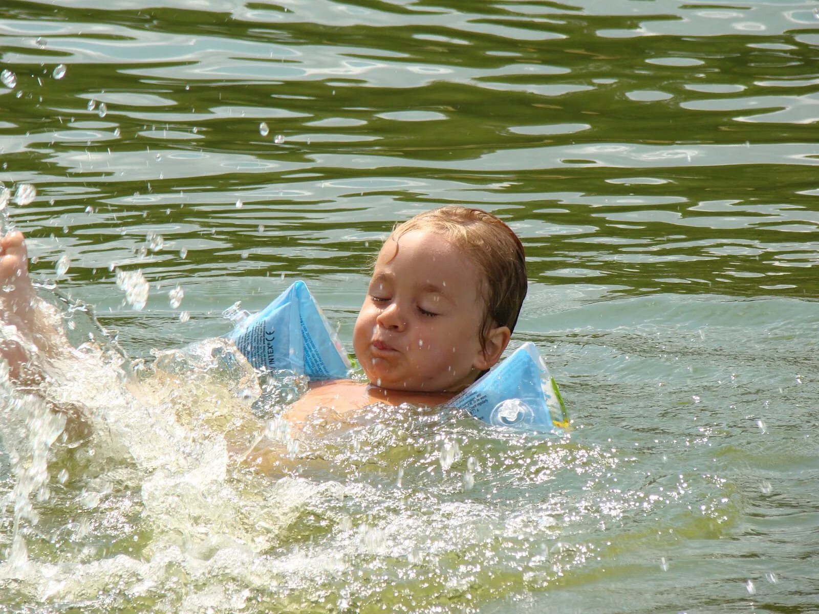 Иди купайся картинки. Ребята на речке. Лето купание. Идем купаться. Дети собираются купаться.