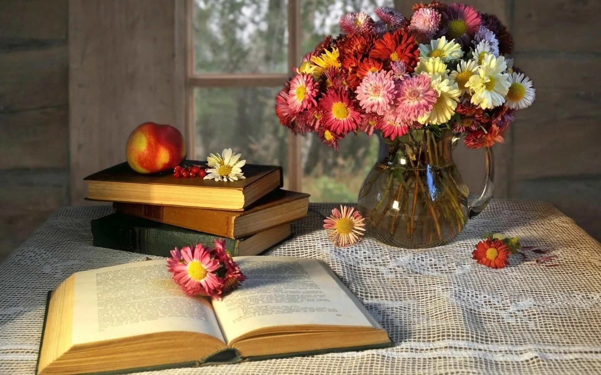 Последний осенний цветок книга. «натюрморт с книгами». книга цветы. осенний букет. натюрморт с глобусом и книгами.
