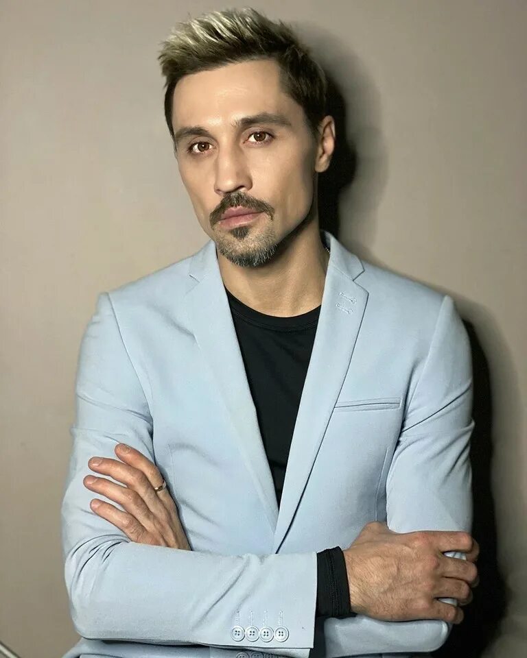 Николай басков 2002. Сколько лет российскому певцу. Дима билан. Николай басков. Николай басков.