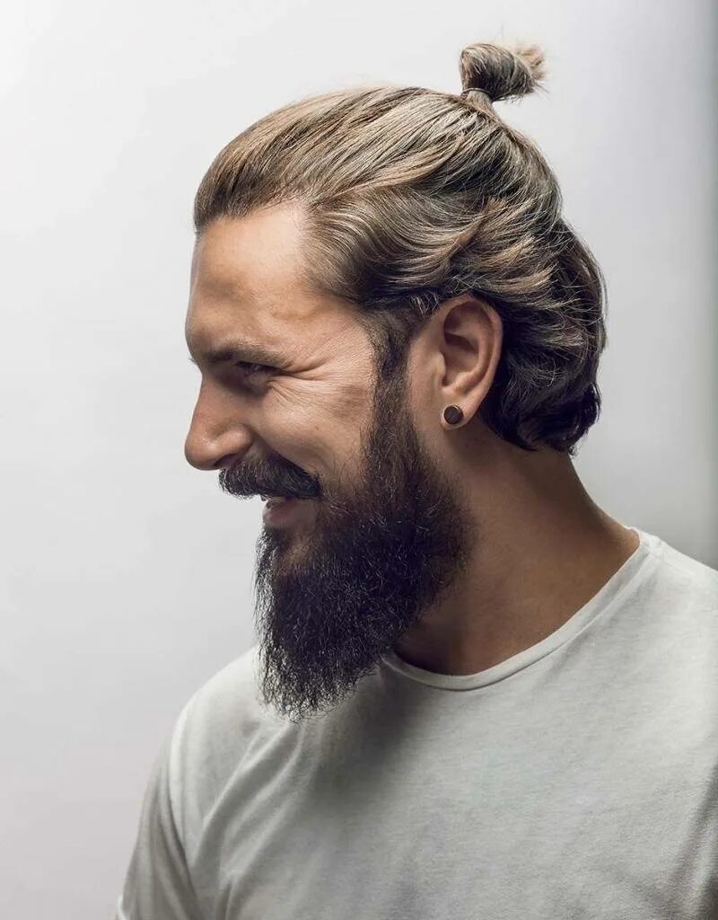 Топ кнот андеркат. Топ кнот мужской. Стрижка top knot мужская. Топ кнот андеркат. Стрижка топ кнот мужская.