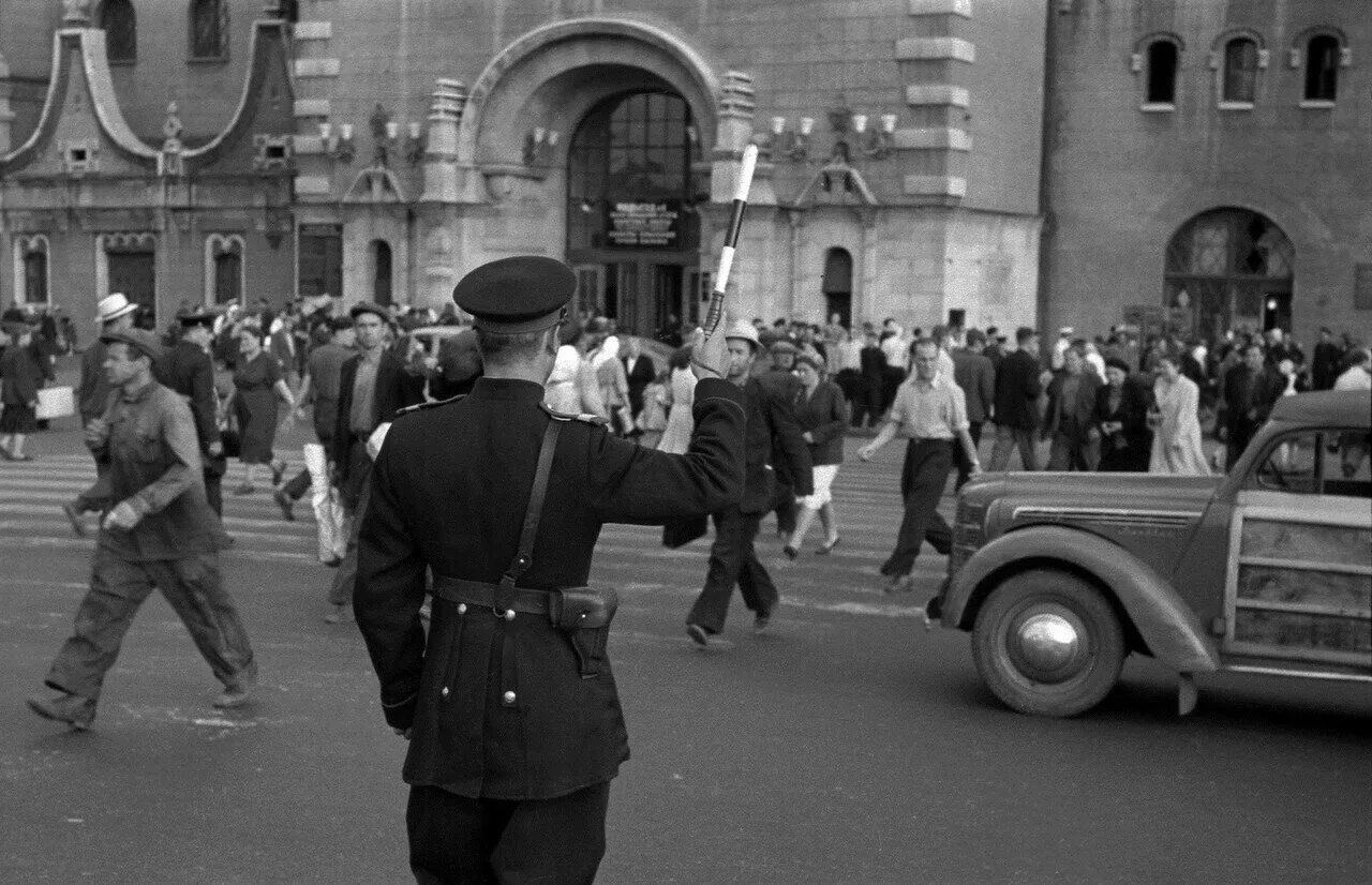 1 августа автомобиль. Ретро Москва. Военный регулировщик. Фото площади 1956. Государственная автомобильная инспекция, которая в 1936.