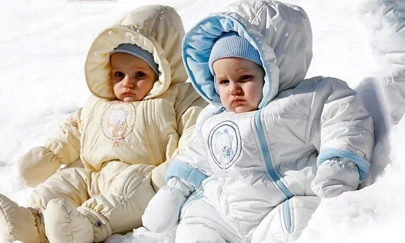 Дети одевались потеплее. Зимняя одежда для детей. Красивые дети в зимней одежде. Дети надевают зимнюю одежду. Зимняя одежда для новорожденных.