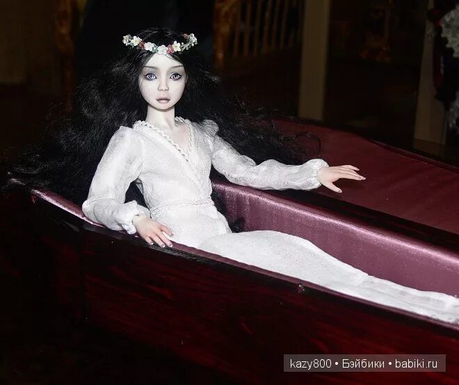 Кукла в гробу. Кукла в гробу игрушка. Куклы в гробиках. Кукольный гроб.