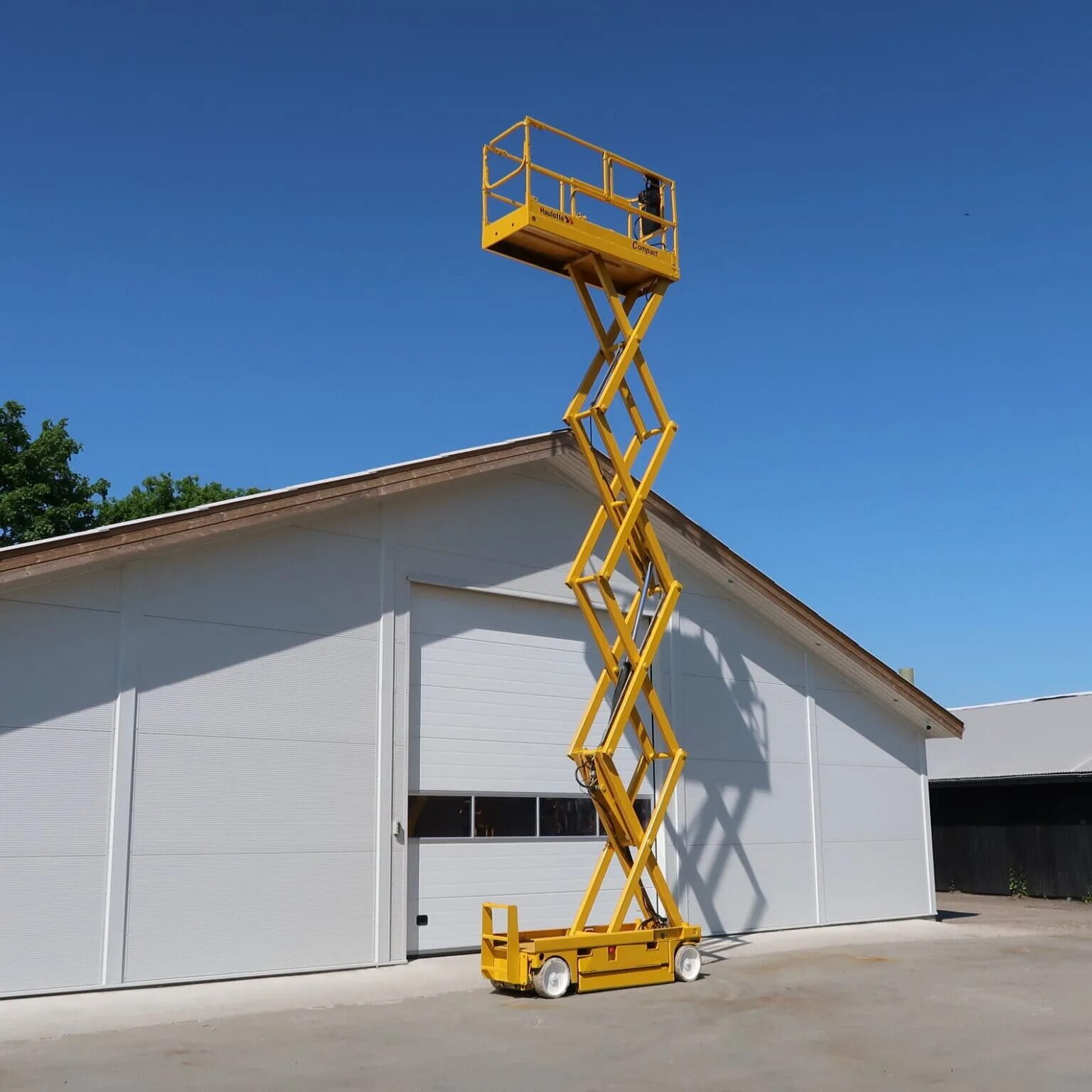 Мачтовый подъемник пмг 500. Коленчатый подъемник jlg 450aj. Коленчатый подъемник пиканиска. Подъемник строительный аренда. Самоходный подъемник haulotte ha 18px.