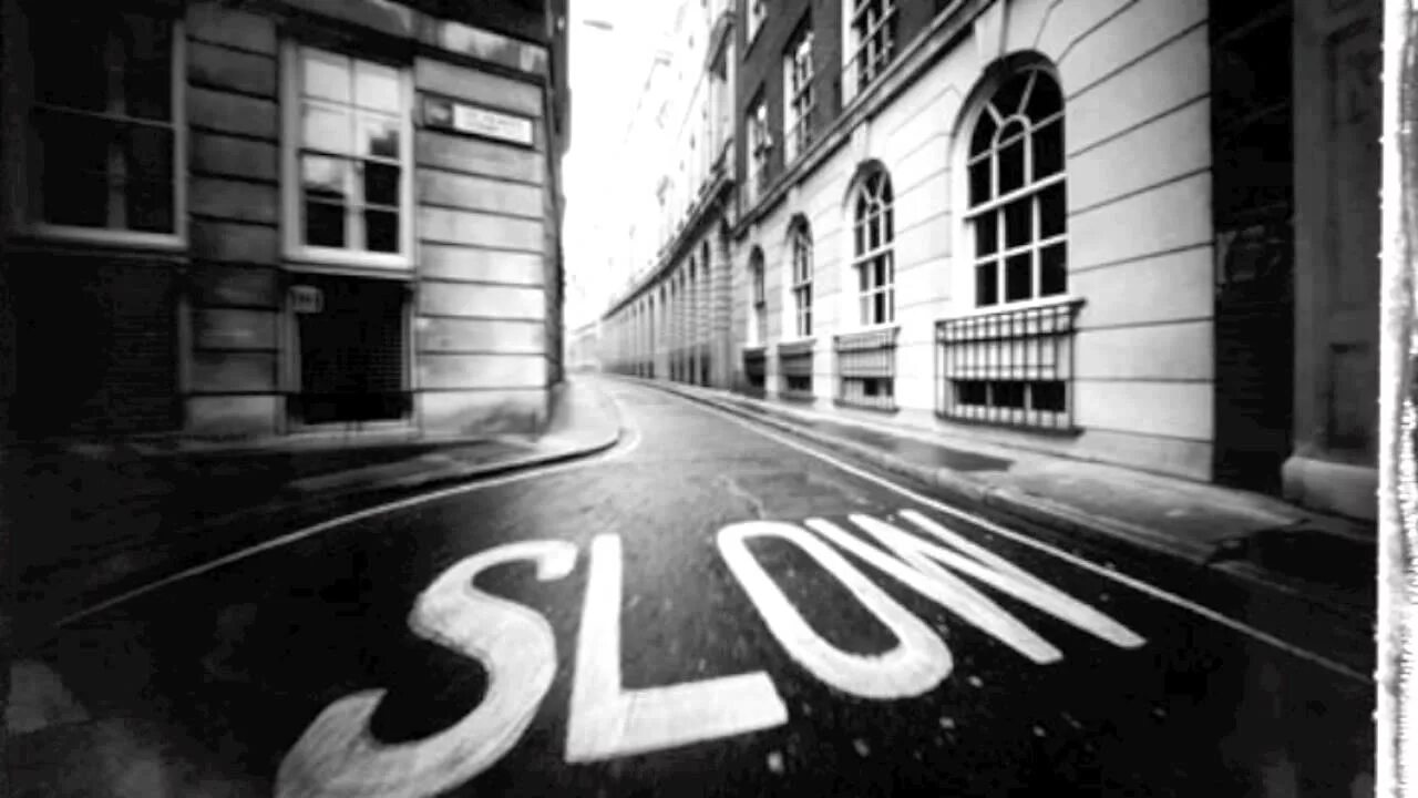 Slow cities. Движение медленный город. Фото медленного города. Cittaslow медленный город. Архитектурный асфальт.