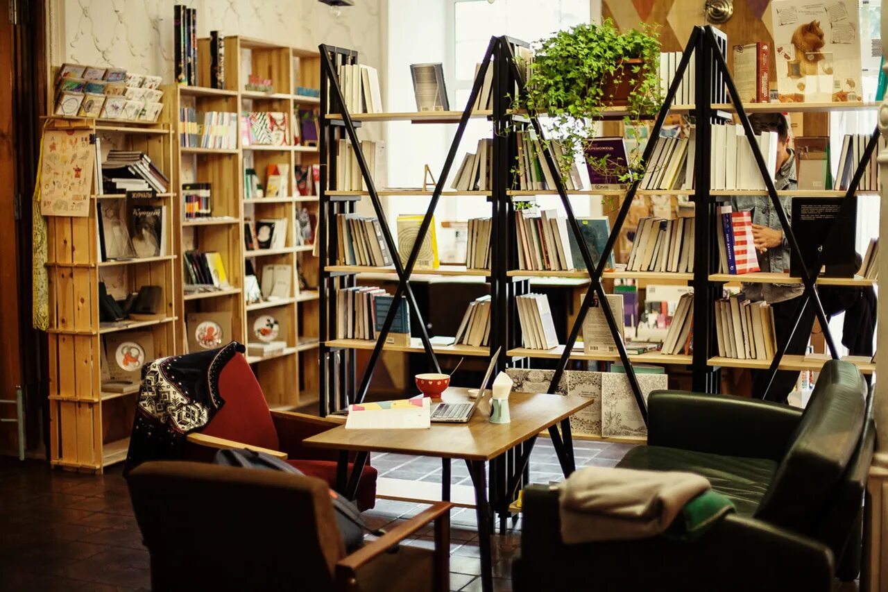 Литературное кафе. Кафе библиотека. Книжное кафе. Кафе с книгами.