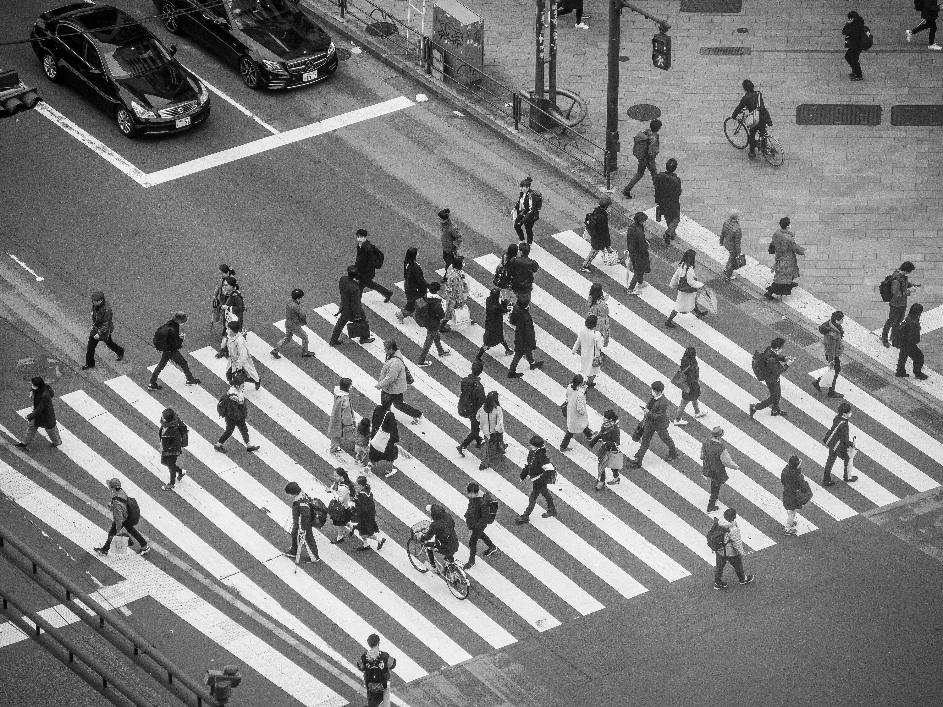 Толпа пешеходов. Люди на пешеходном переходе. Люди идут через пешеходный переход. Толпа людей на пешеходном переходе.