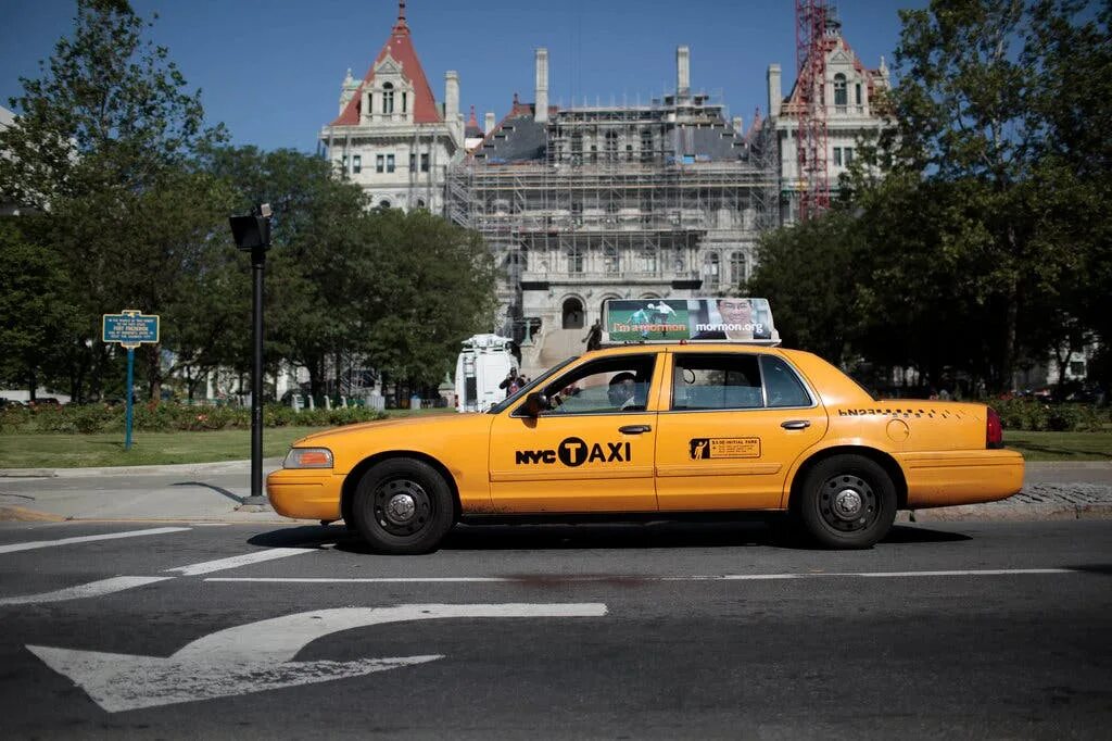 Еллоу кэб такси. Chevrolet caprice 1993 police. Chevrolet caprice 2001. Yellow cab такси. Такси в америке.