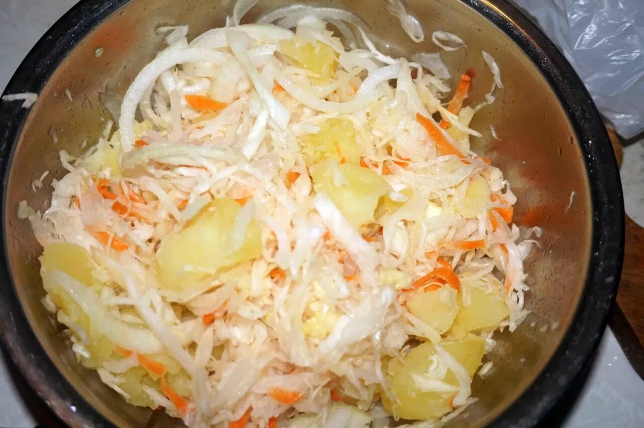 Капуста квашеная. Салат из квашенной капусты и картофеля. Салат с квашеной капустой и картошкой. Картофельный салат с квашеной капустой.