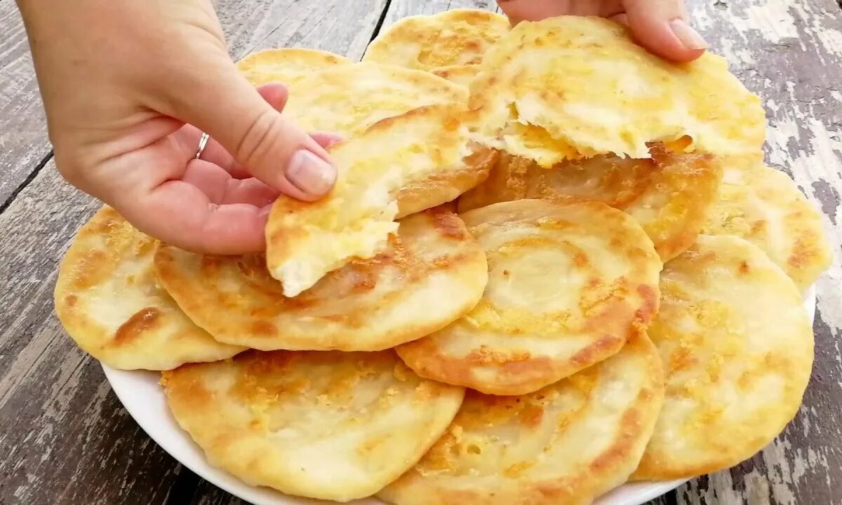 Как замесить лепешки. Быстрые сырные лепёшки. быстрые лепешки на сковороде. лепешка с сыром. сырная лепёшка на сковороде.