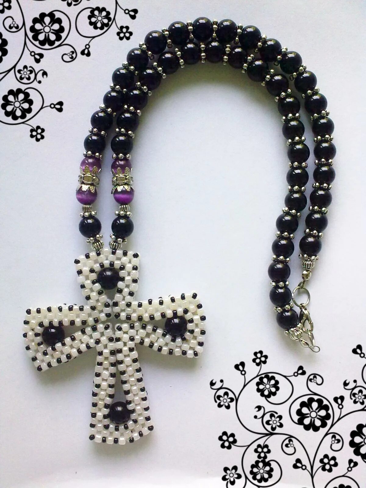 крест из бисера крестиком. крест из бисера в машину. объемный крестик из бисера. крестик из бусин. крест из бисера.