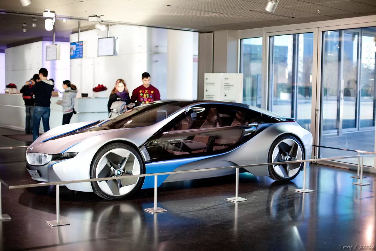 BMW Museum Munich. Музей БМВ В Германии. Здание музея БМВ. Музей БМВ В Эмиратах.