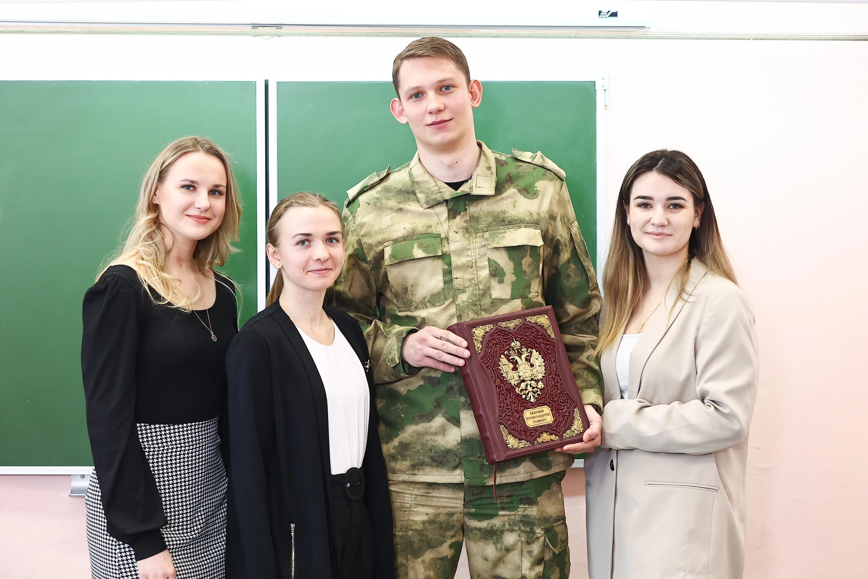 Урок Мужества участники сво. Урок Мужества с ветеранами боевых действий. Участники сво провели урок Мужества СПБ. Урок Мужества фон сво.