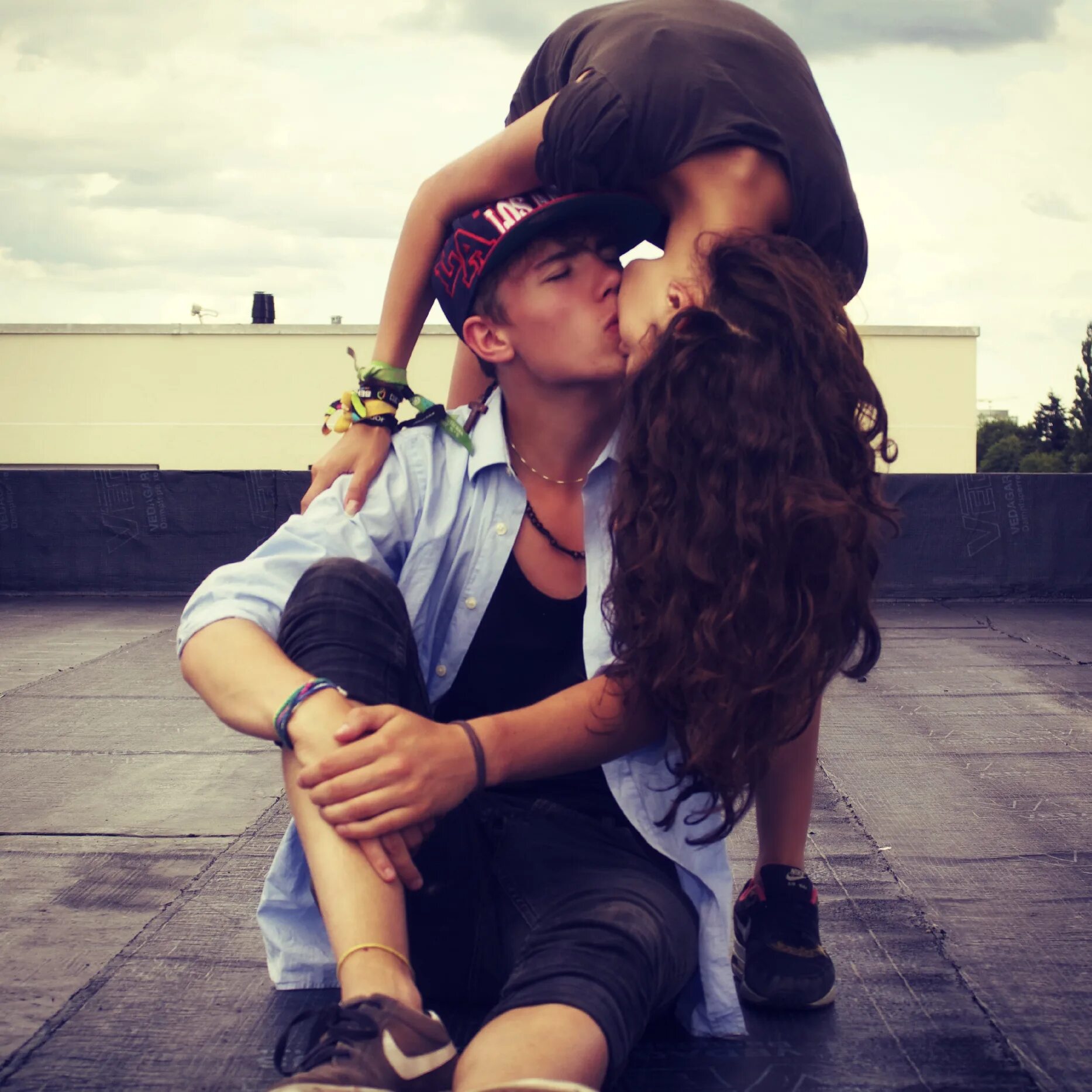 Девушка и сестра парня. Парень и девушка. кудрявая девушка с парнем. милые пары. пары красивые крутые.