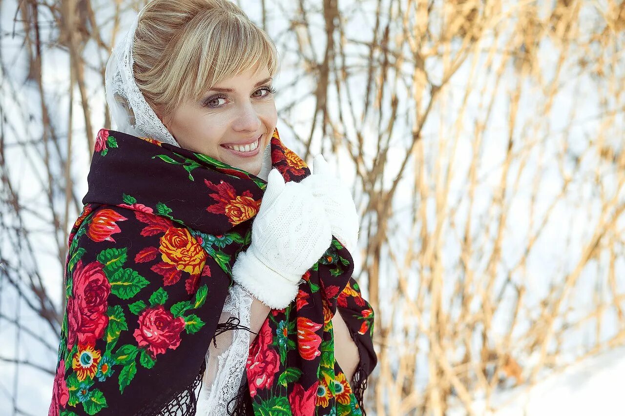 Красивая русская дама. Красивые русские женщины. Русские красавицы в платках. Девушка в платке зимой. Женщина в русском платке.