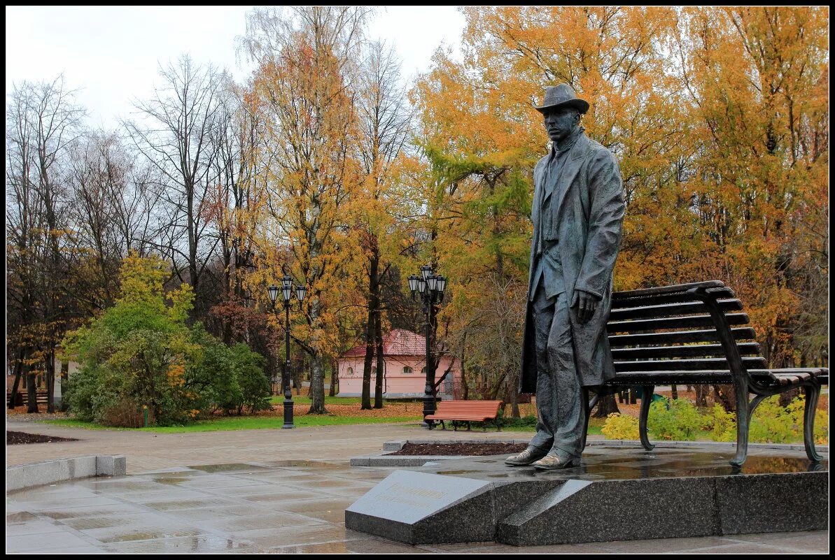 Память великий новгород. Памятник Рахманинову в Новгороде. Памятник Сергею Рахманинову в Великом Новгороде. Памятник Рахманинова Великий Новгород. Кремлевский парк Великий Новгород памятник Рахманинову.