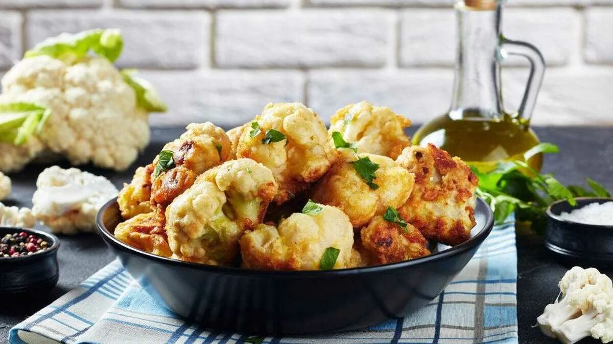 Вкусно пожарить цветную капусту на сковороде. Цветная капуста в кляре с хрустящей корочкой. цветная капуста темпура. цветная капуста в кляре на сковороде. капуста цветная в льезоне.