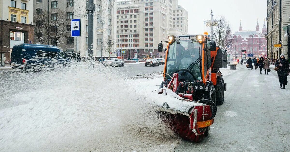 Москва чистят снег. Малогабаритная снегоуборочная техника для ЖКХ. Машина для уборки тротуаров. Техника для уборки снега на тротуарах. Спецтехника для уборки улиц.