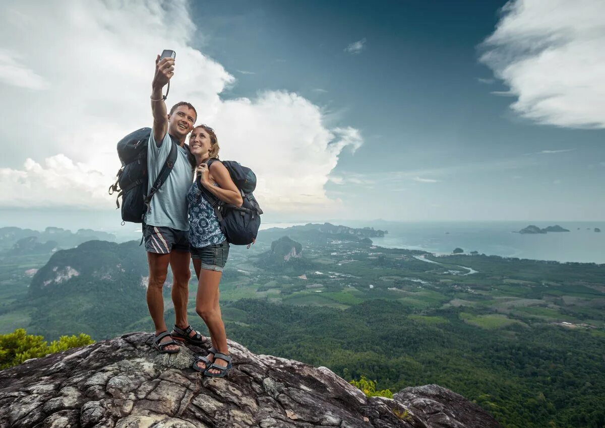 Adventures couples. Мужчина и женщина в горах. Путешествие в горы. Пара на вершине горы. Человек на вершине горы.