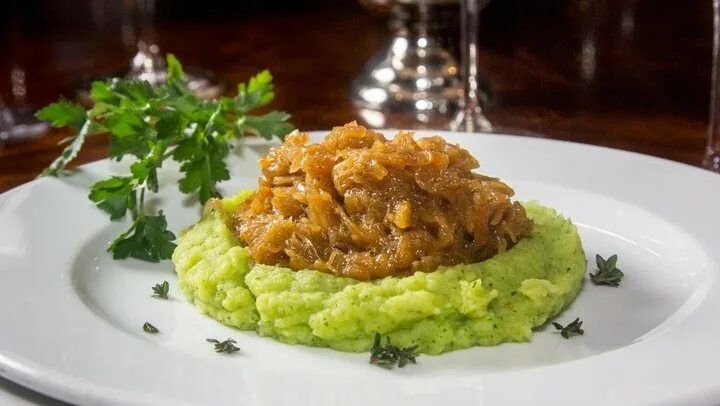 Тушеная капуста с картофельным пюре. Сложный гарнир. пюре с тушеной капустой. картофельное пюре с тушеной капустой. сложный гарнир пюре с капустой.