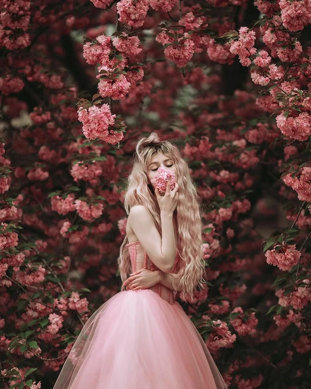 Цвет принцесс. Jovana Rikalo в платье. Принцесса в цветах. Принцесса фотосессия. Девушка в пышном платье весной.
