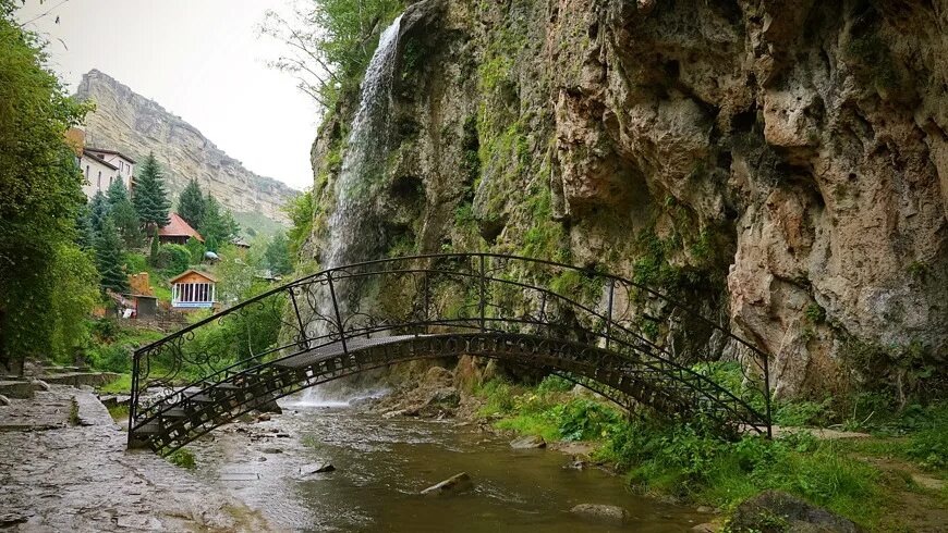 Медовые водопады кисловодск лестница. Качели на медовых водопадах в кисловодске. Медовые водопады кисловодск 2022. Экскурсия медовые водопады из кисловодска. Медовые водопады.