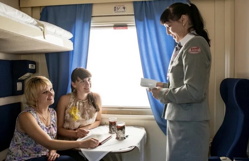 Ржд дальнего следования пассажирам. Пассажирский поезд. Поезд ржд. Проводница в поезде. Проводницы дальнего следования.