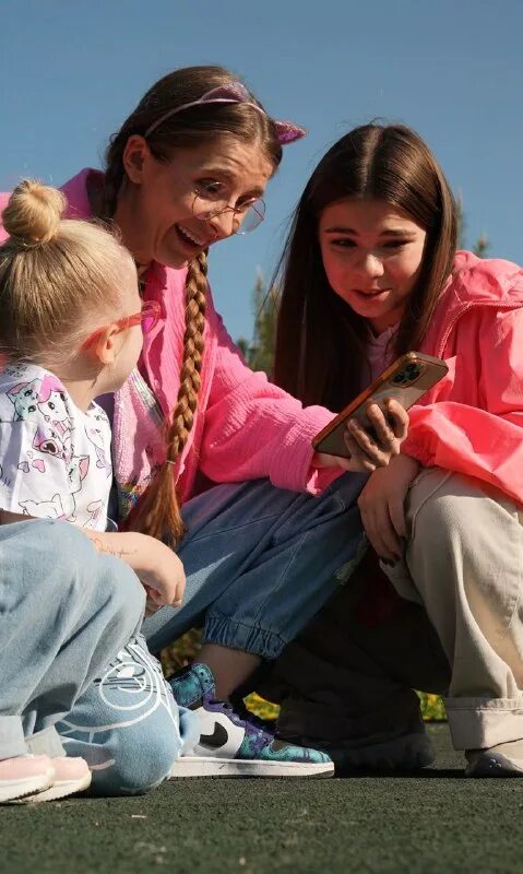 Ксения князева дети. Плачущая девочка за уроками. Девочка решила попробовать. Девочка решила попробовать. Девочки забавляются с игрушками.