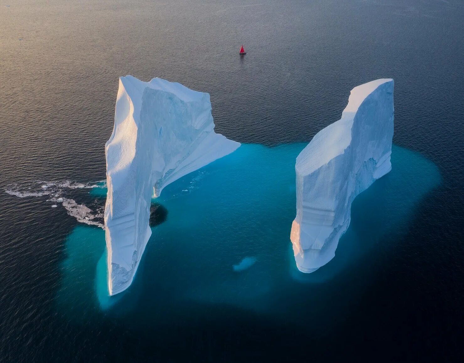 Страна многих вод. Айсберг- Пономарев Саша Айсберг. Ледники Гренландии. Айсберг в океане. Айсберг под водой.