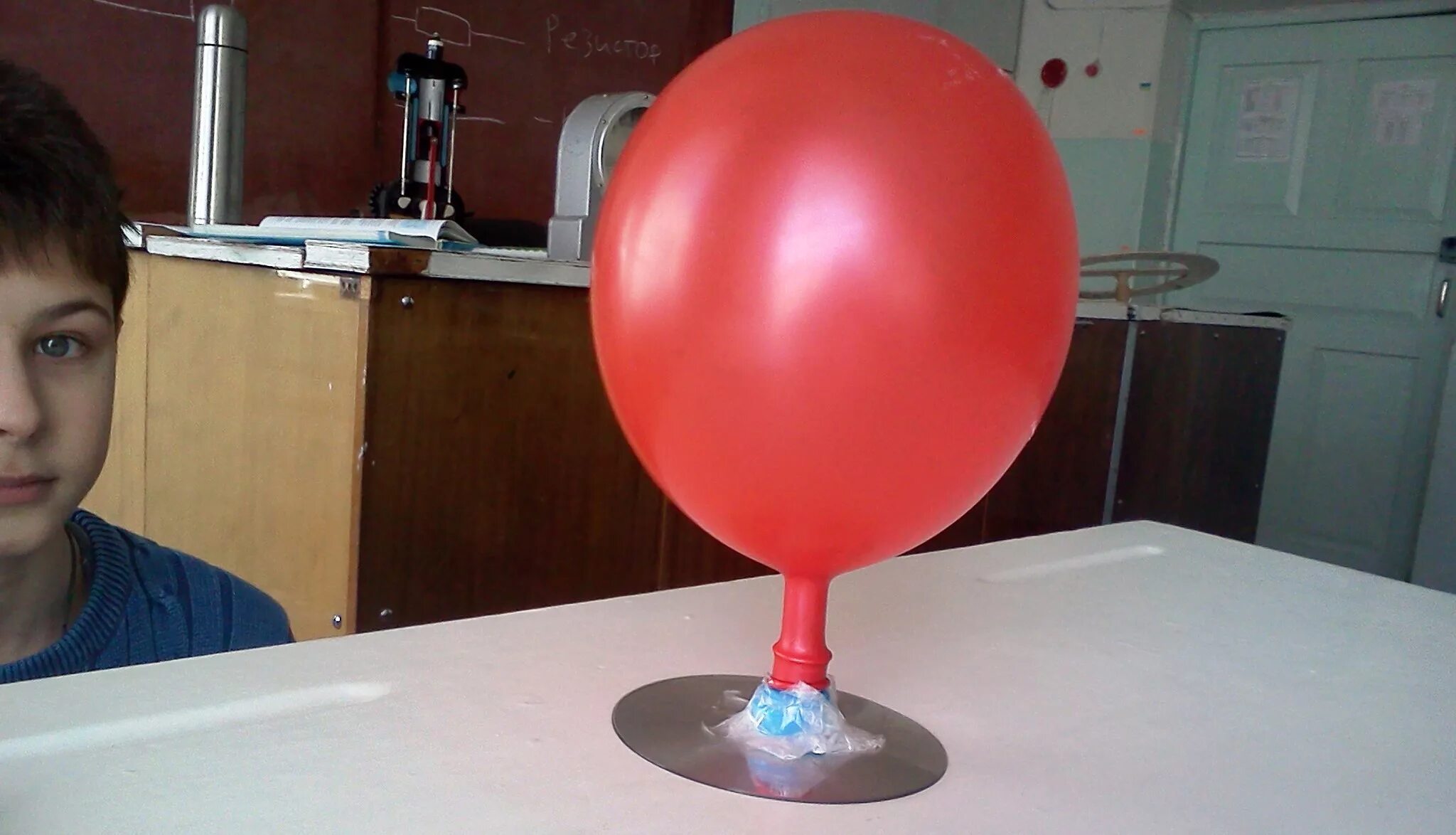 Эксперимент с шариком. Лопать шарики. Эксперимент с воздушным шариком. Опыт шар. Надуваем воздушные шары.