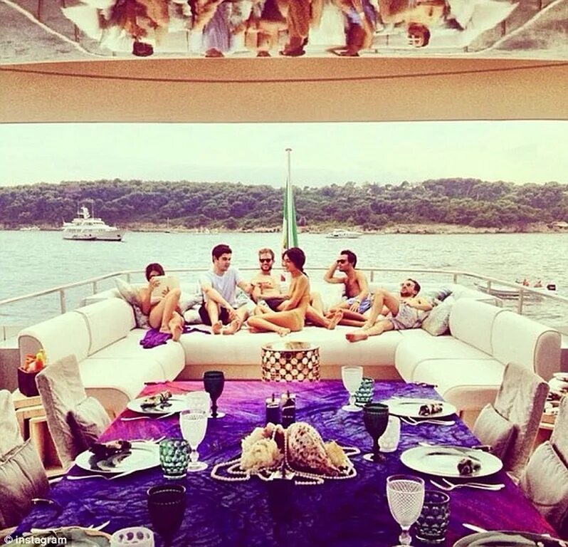 виктория боня и алекс смерфит с дочкой. роскошь и богатство счастье. атрибуты богатой жизни. виктория боня и алекс смерфит. этот персонаж любит роскошь и развлечения.