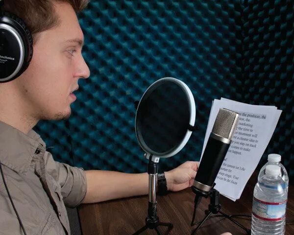 Диктор в студии звукозаписи. English voiceover. Voiceover. English voiceover. Микрофон.