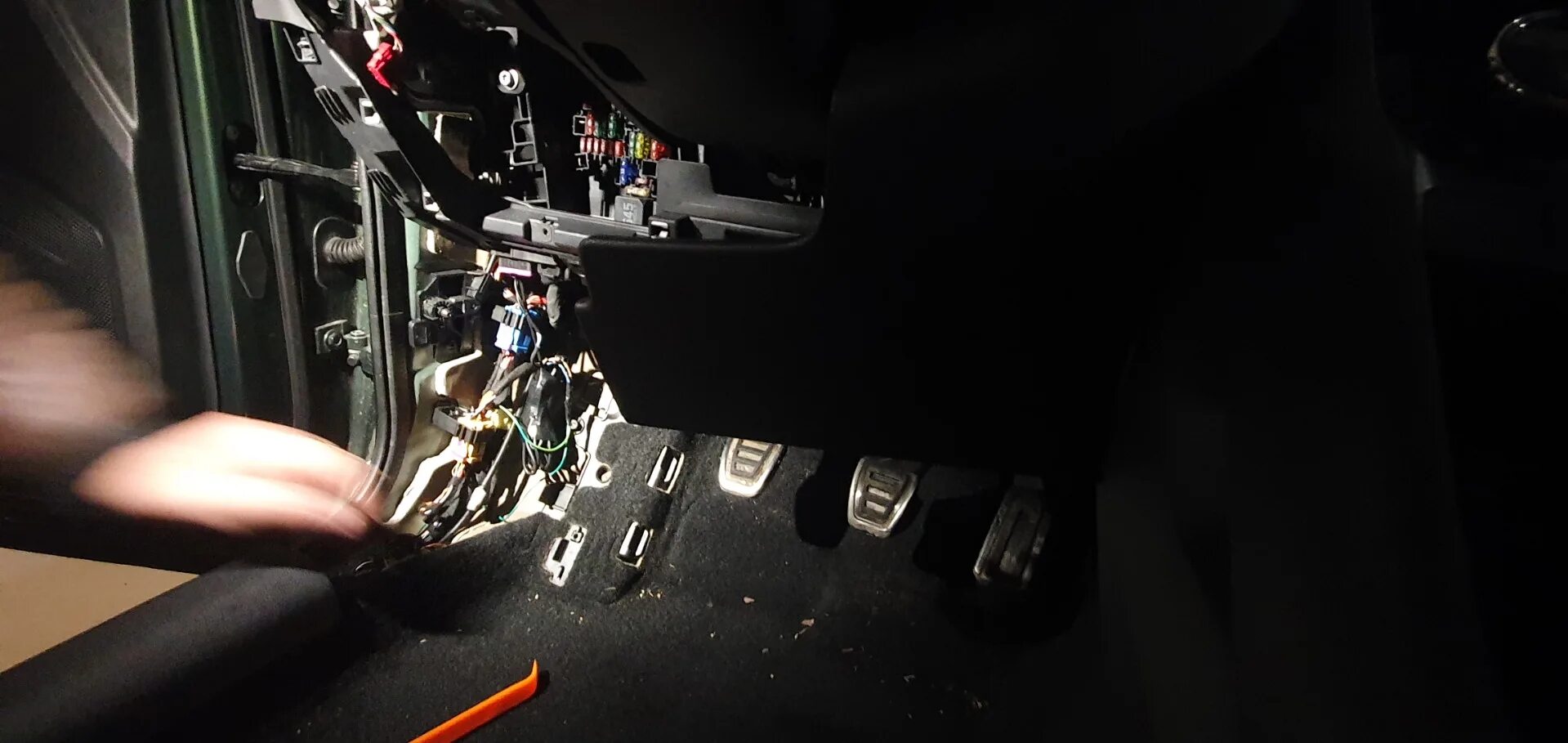 Шкода кодиак лампы ближнего света. Подсветка ног skoda kodiaq. подсветка ног шкода кодиак. подсветка ног skoda yeti. разъем подсветка зеркал skoda kodiaq.