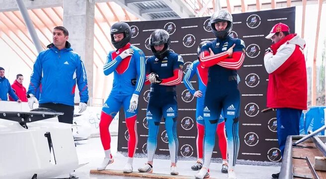 Российский спортсмен по бобслею. Бобслей спартакиада. Скелетон трасса сочи. Бобслей спартакиада. Зимние виды спорта бобслей.