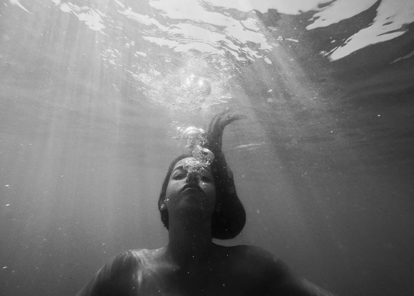 Я вдыхаю этот воздух. Под водой. Девушка под водой. Человек под водой. Девушка в черной воде.