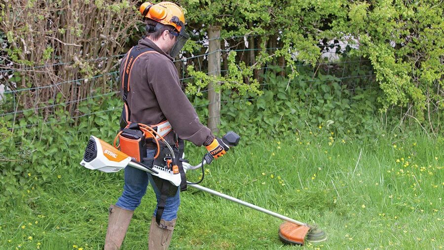 Аккумуляторная мотокоса Stihl. Аккумуляторный триммер для травы Stihl. Мотокоса Stihl 130. Stihl 130 триммер.