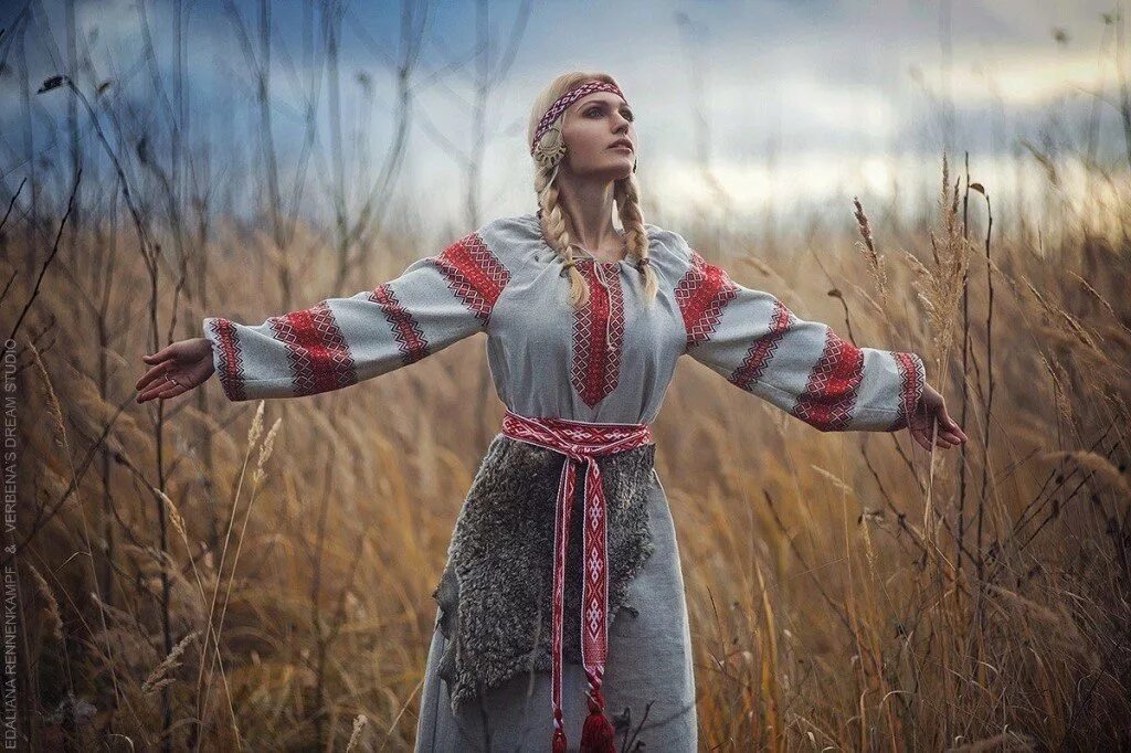 Образ человека в культуре. Дарья Лефлер в образе славянки. Велеслава фото. Славянские женщины. Девушка в Славянском костюме.