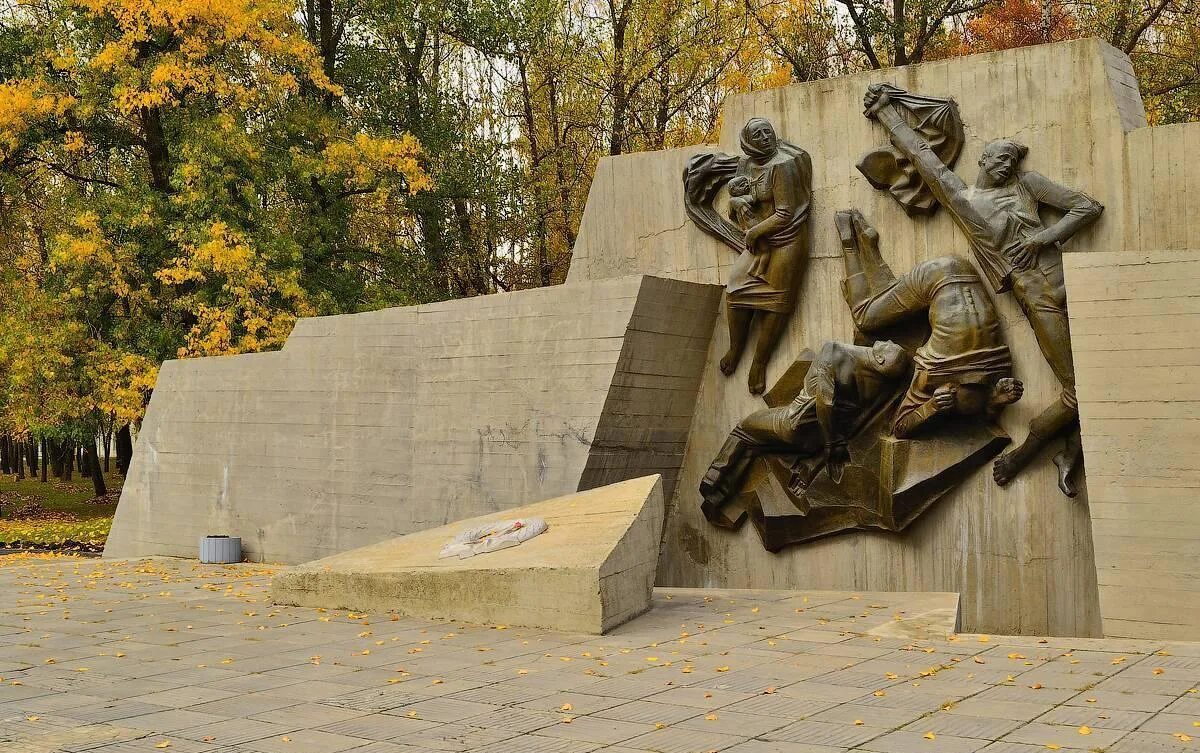 Парк памяти белгород. Парк памяти Гагарина Белгород. Мемориал парк Гагарина Белгород. Памятник парк Гагарина Белгород. Сквер памяти Белгород.